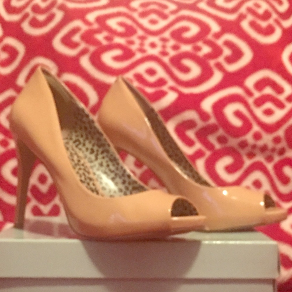 Peep toe pumps